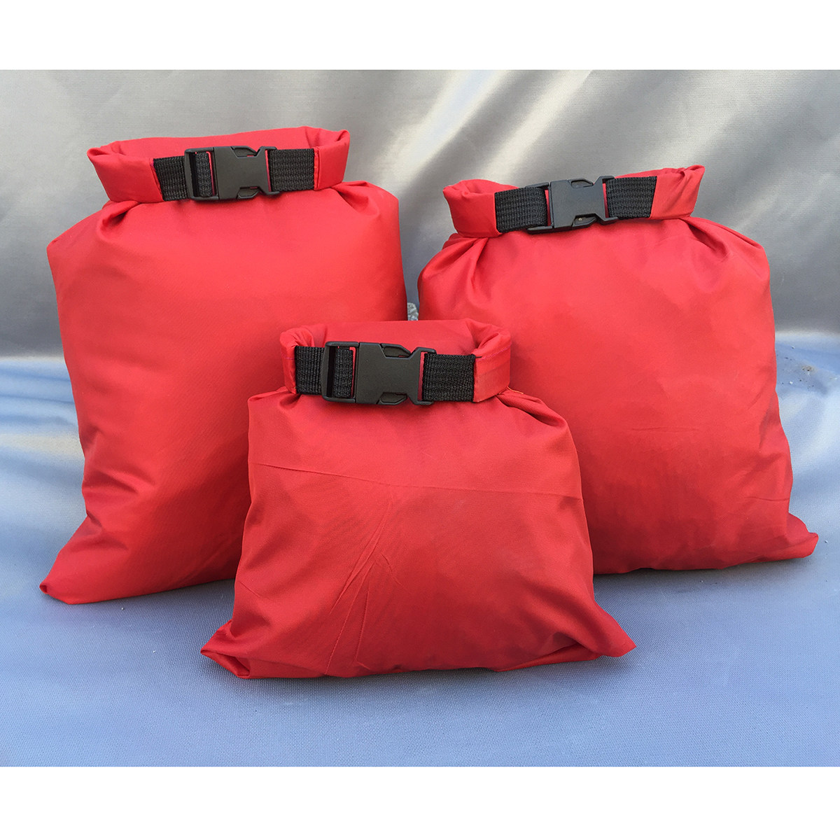 3個入り、防水仕様のドライバッグ。ナイロン製で、ロールトップ - Fishing Kayak Storage Bag のレビューと価格
